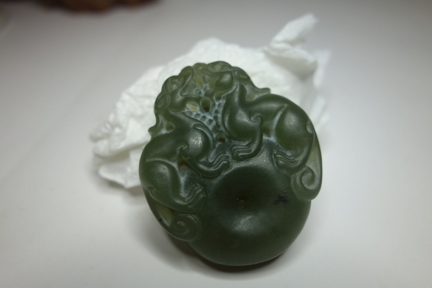 A Chinese agate carved pendant, depicting two dragons