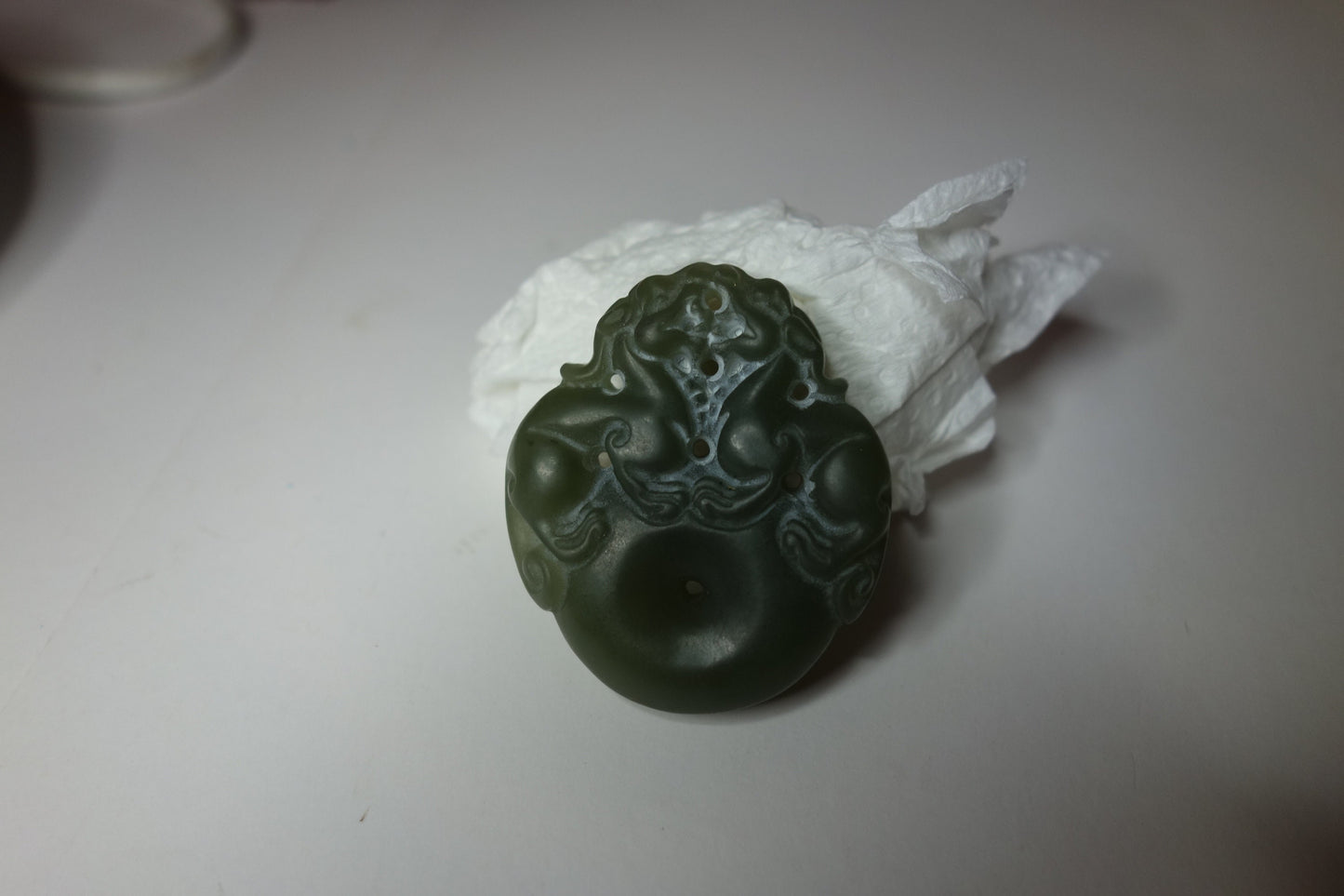 A Chinese agate carved pendant, depicting two dragons