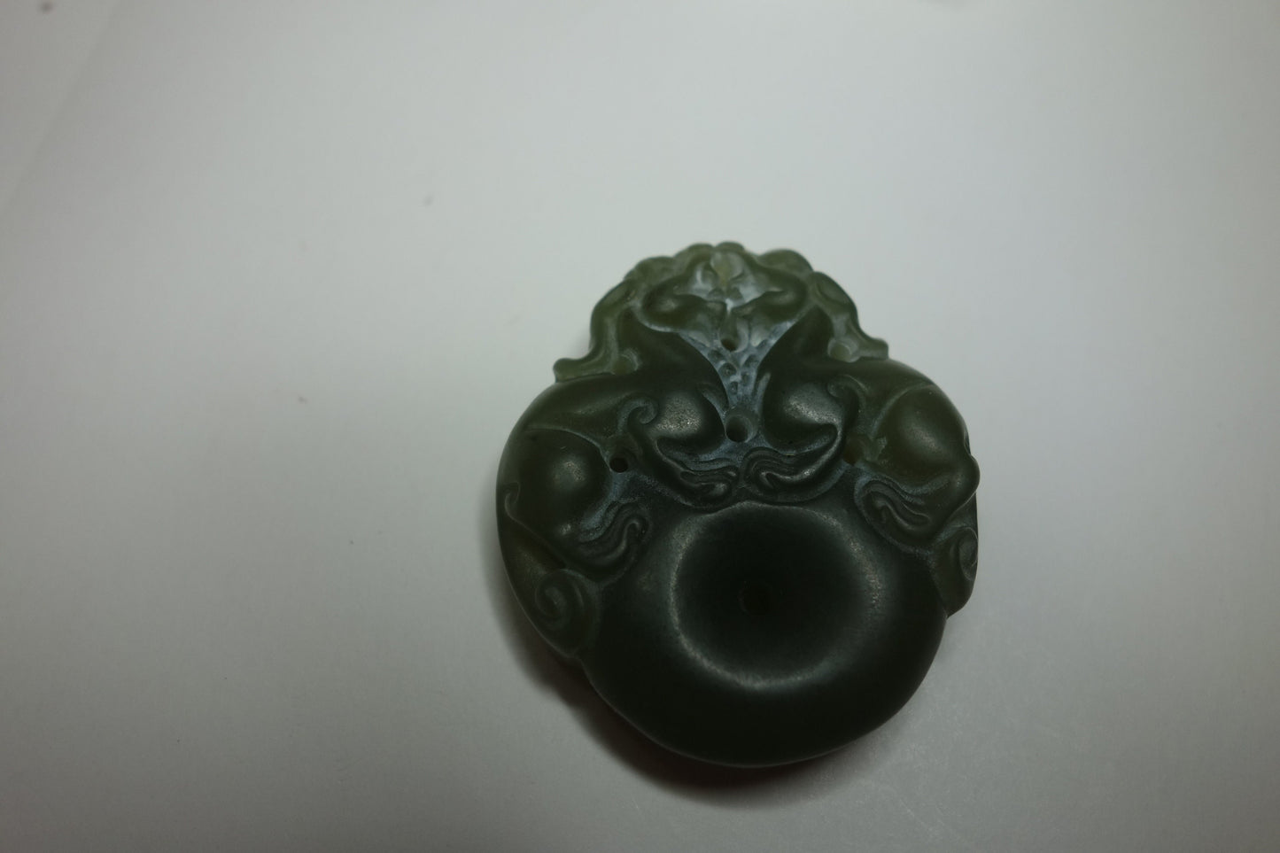 A Chinese agate carved pendant, depicting two dragons