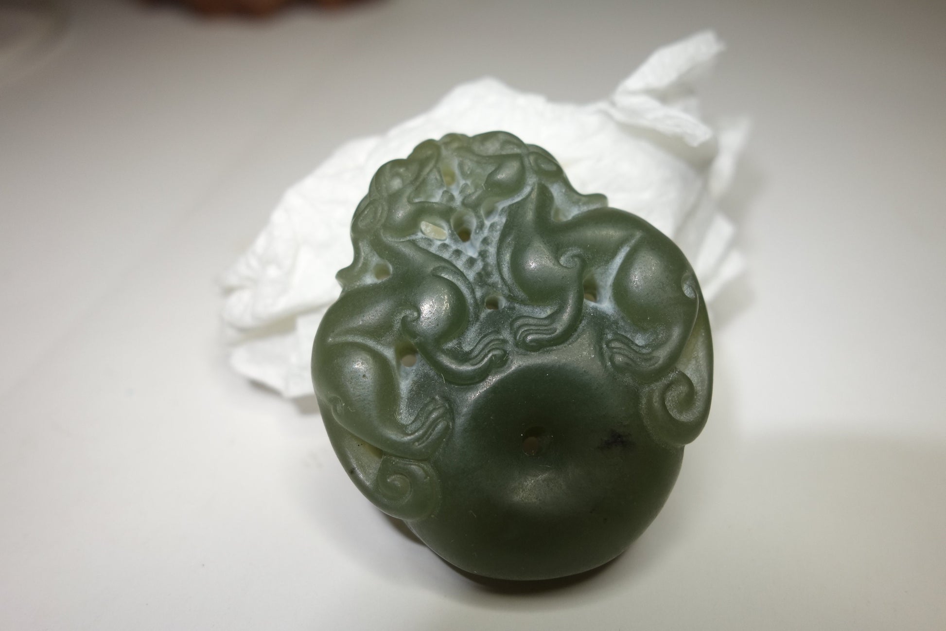 A Chinese agate carved pendant, depicting two dragons