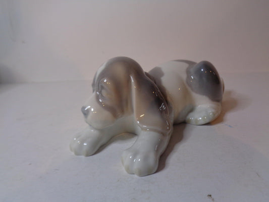 LLadro Beagle Puppy Lying number 1072 Issued 1969