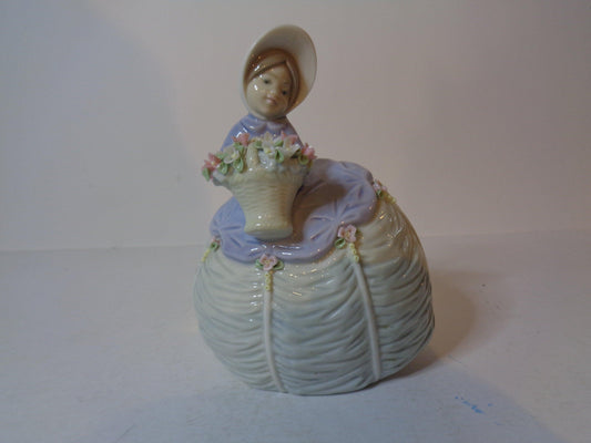 LLadro Petite Maiden number 5383 Issued 1986