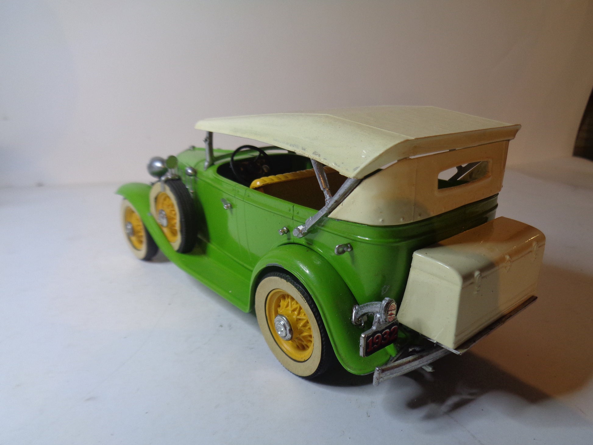 Hubley Convertible Sedan very well built kit, original paint and decals, 1:20 scale green