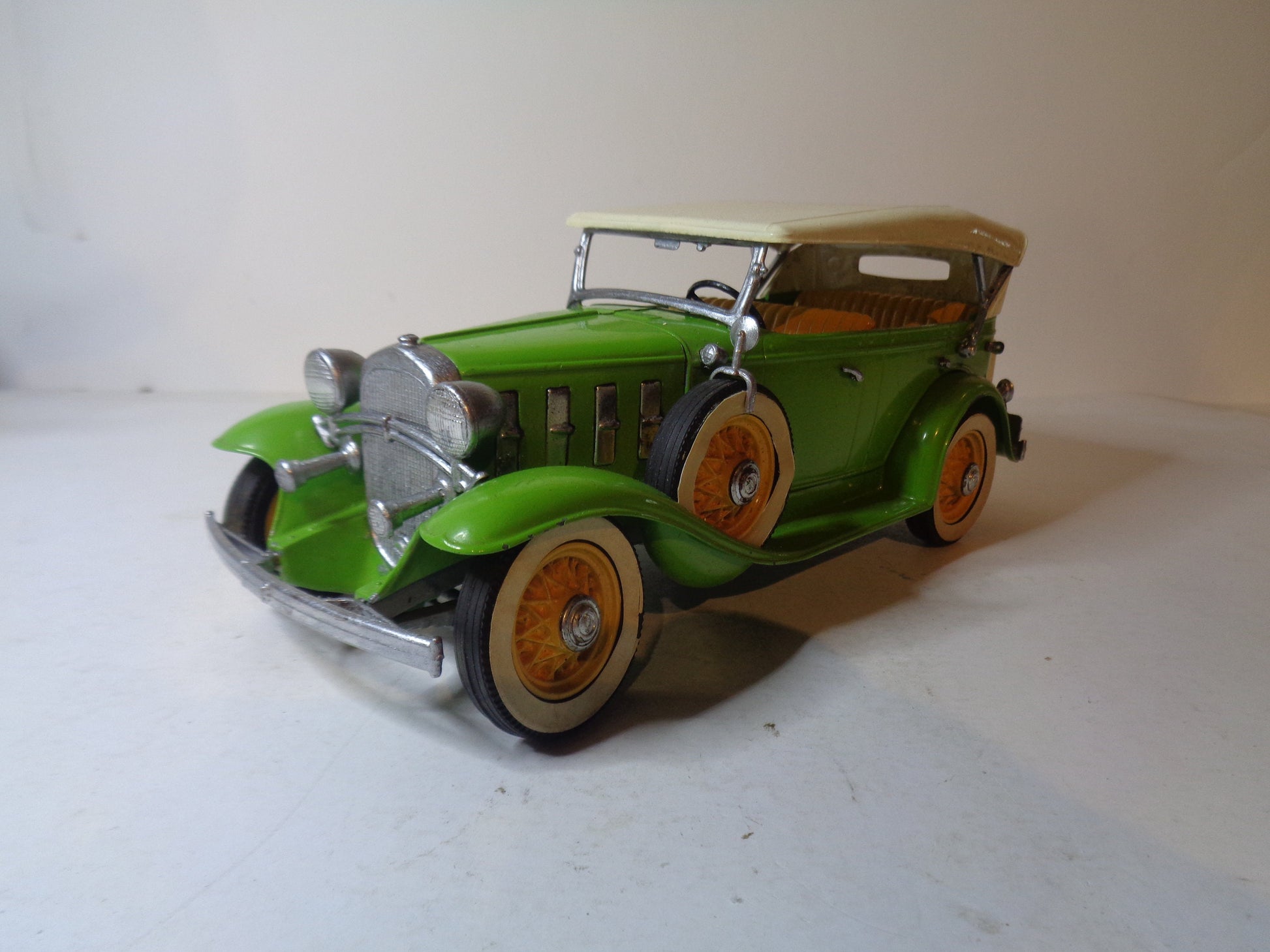 Hubley Convertible Sedan very well built kit, original paint and decals, 1:20 scale green