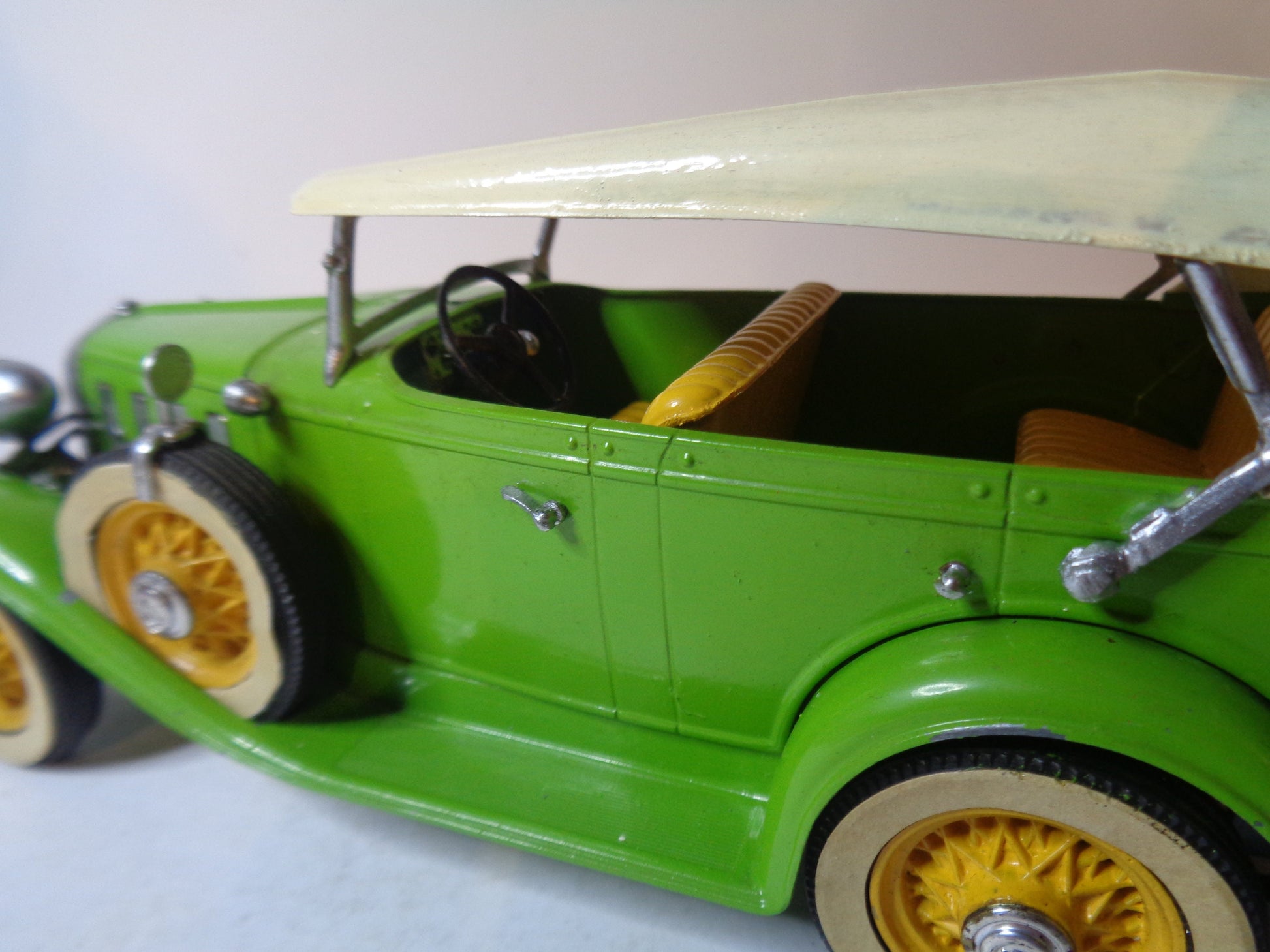 Hubley Convertible Sedan very well built kit, original paint and decals, 1:20 scale green