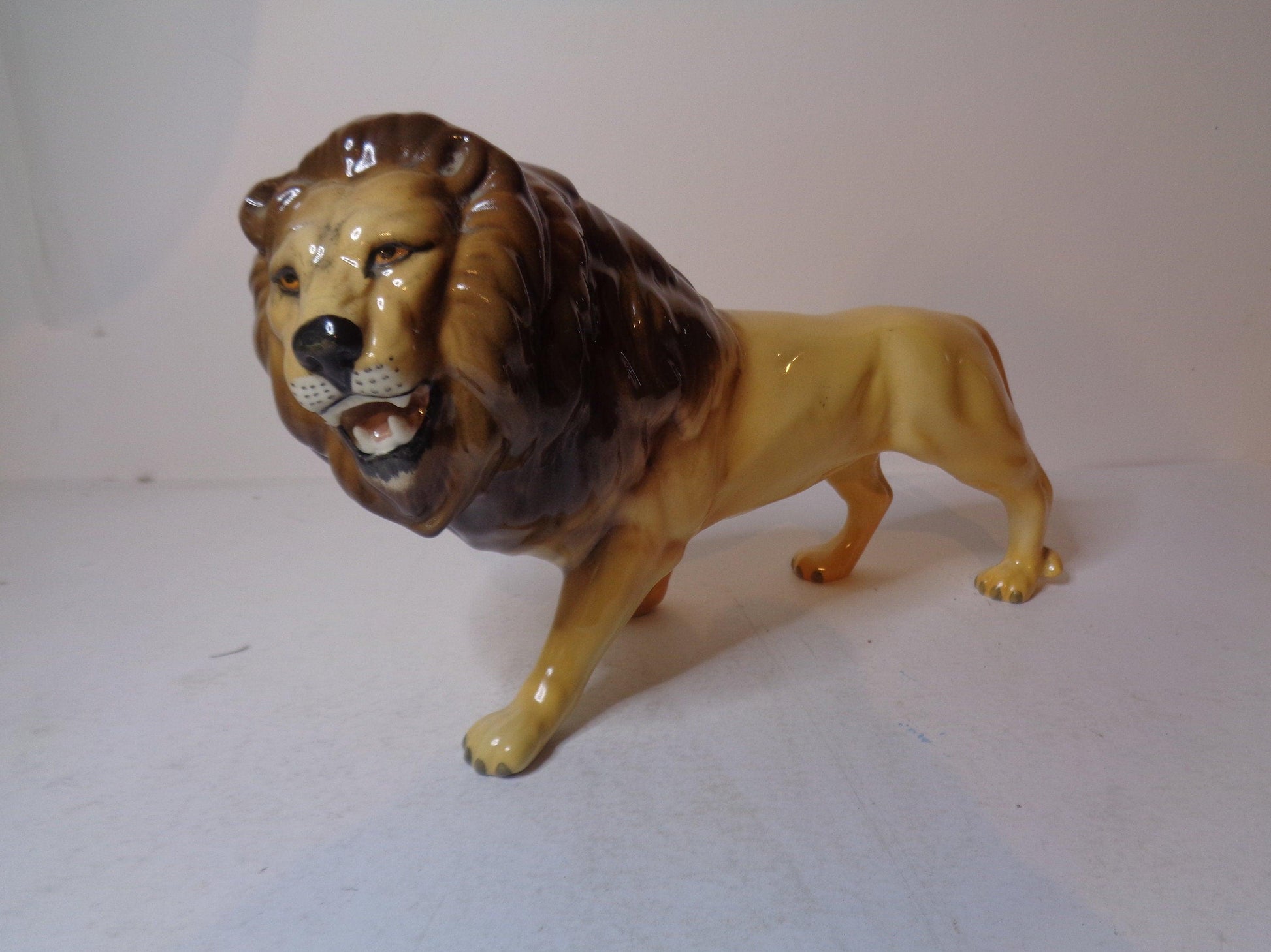 Beswick Lion Facing Left No 2089 Issued 1967