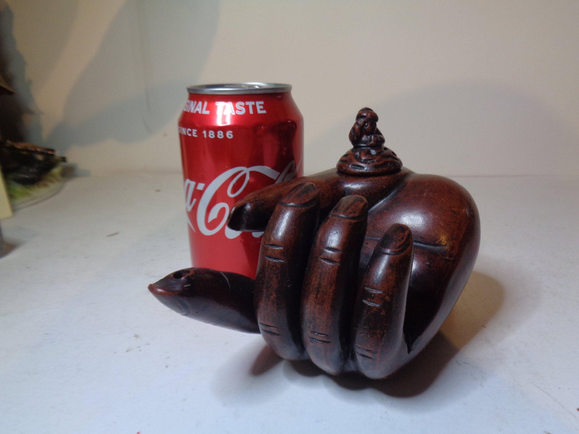 Oil lamp in the form of a hand