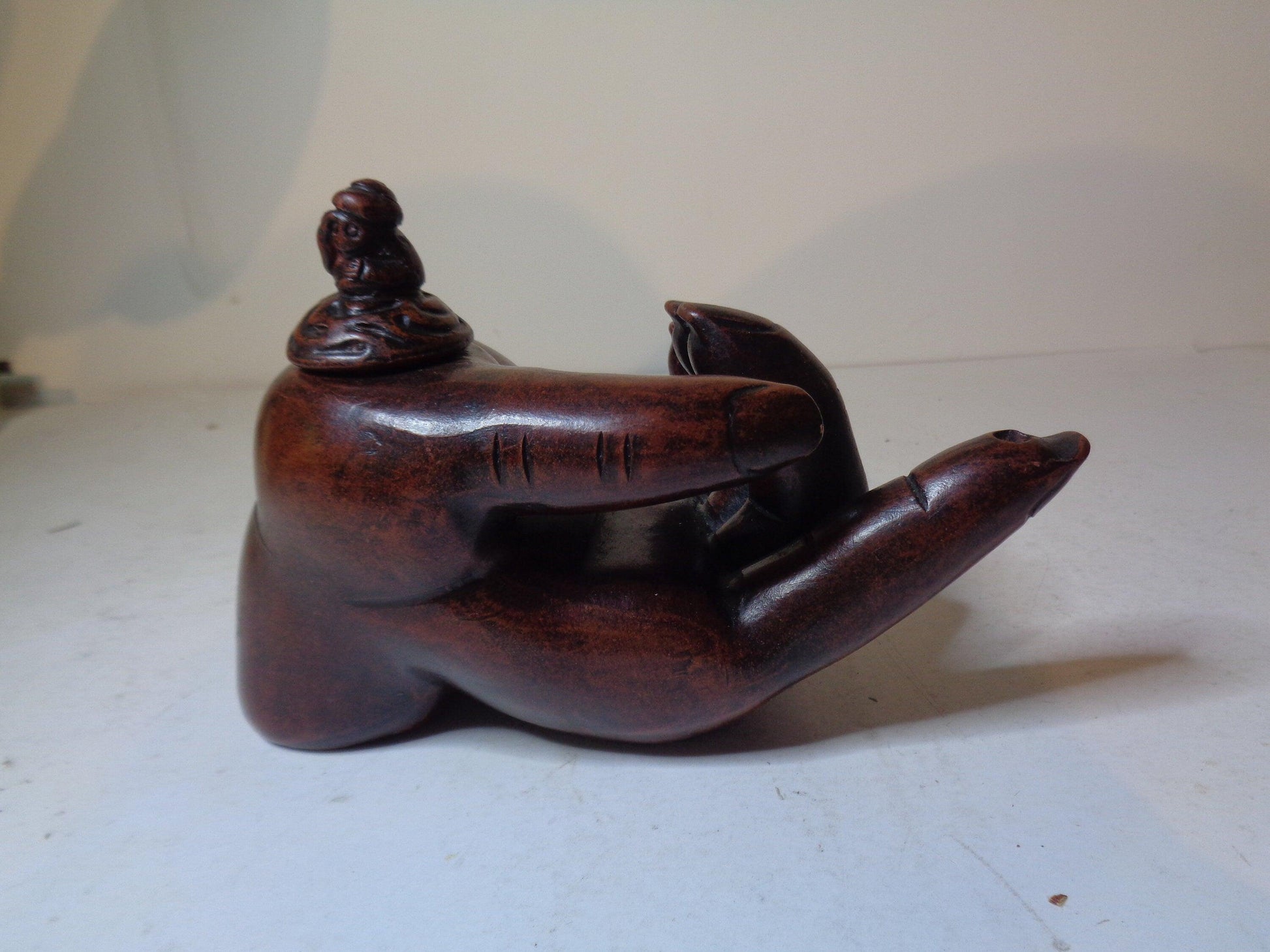 Oil lamp in the form of a hand