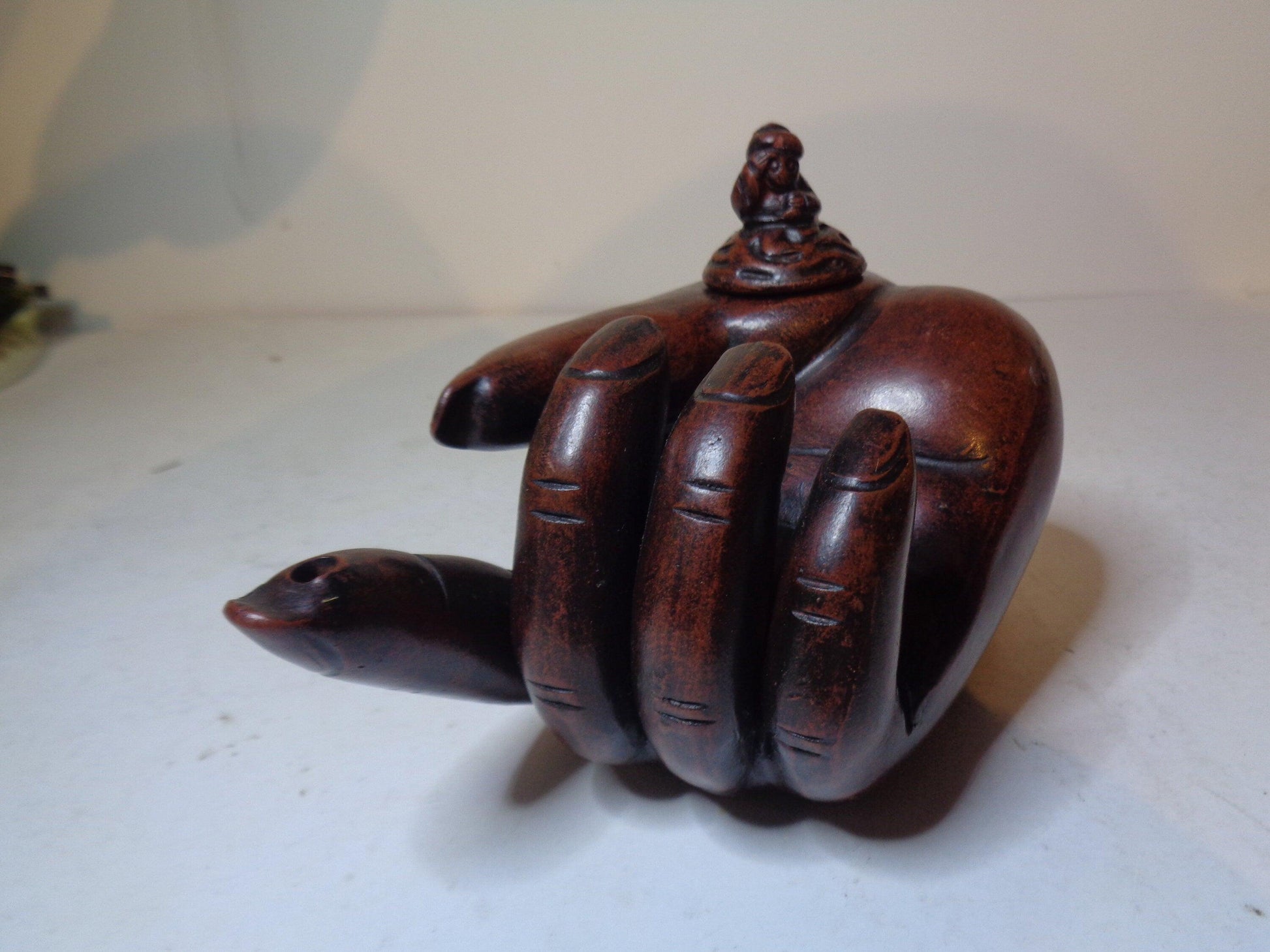 Oil lamp in the form of a hand