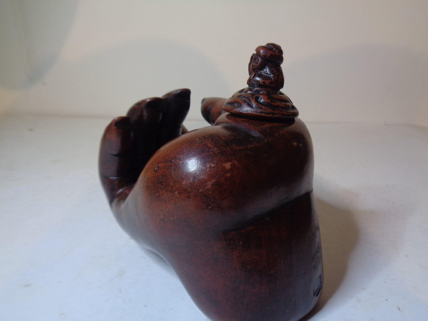 Oil lamp in the form of a hand