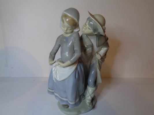 LLadro Little Couple Kissing number 1188 Issued 1972