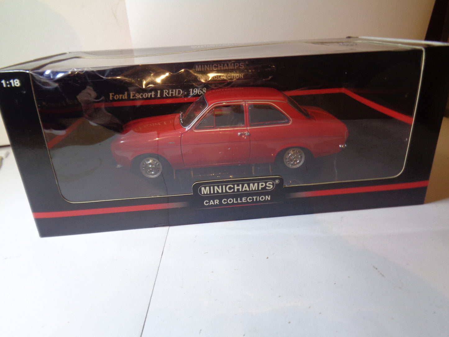 Minichamps 1/18 Diecast model Ford Escort Mk 1 1300L Bright Red