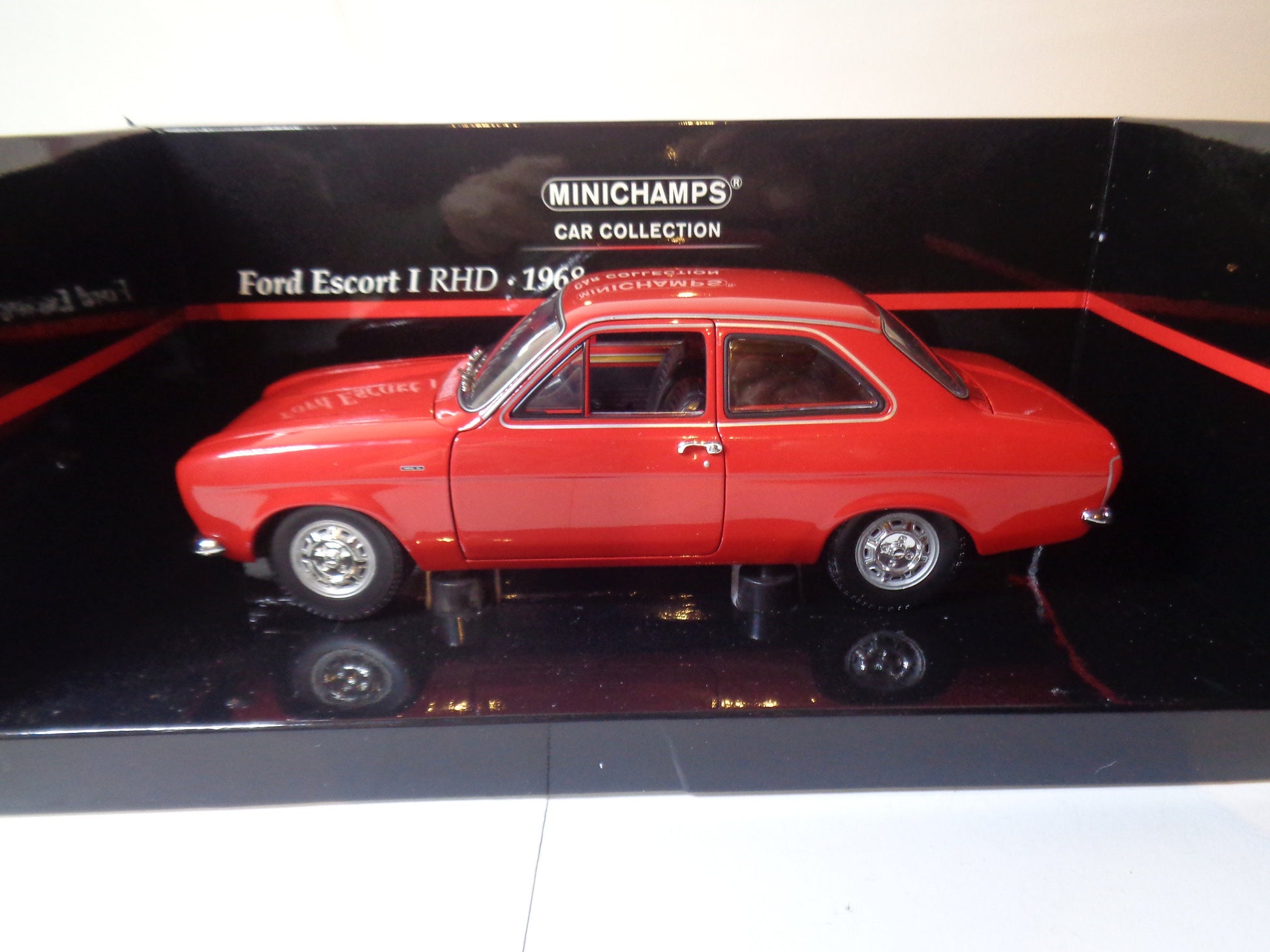 Minichamps 1/18 Diecast model Ford Escort Mk 1 1300L Bright Red