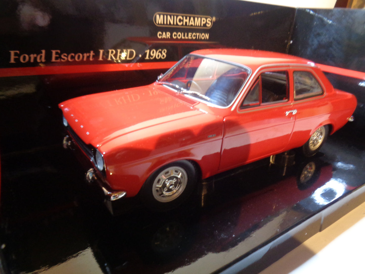 Minichamps 1/18 Diecast model Ford Escort Mk 1 1300L Bright Red