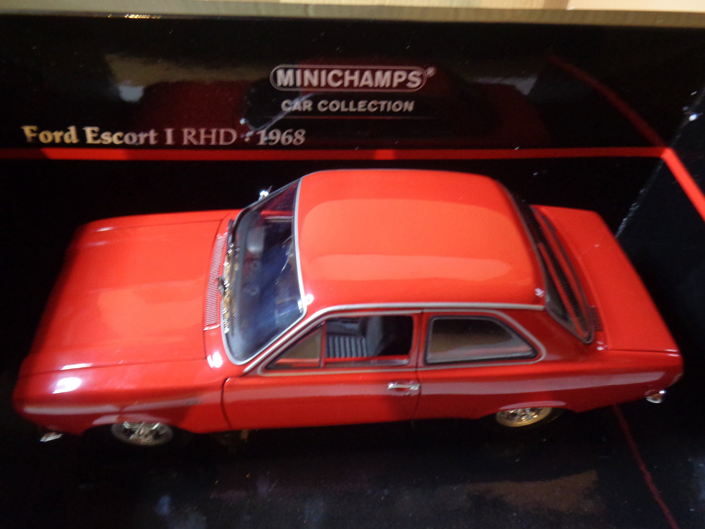 Minichamps 1/18 Diecast model Ford Escort Mk 1 1300L Bright Red