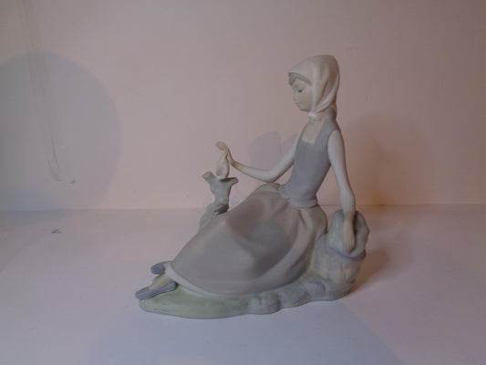 LLadro Shepherdess with Dove number 4660 Issued 1969 Matte Version