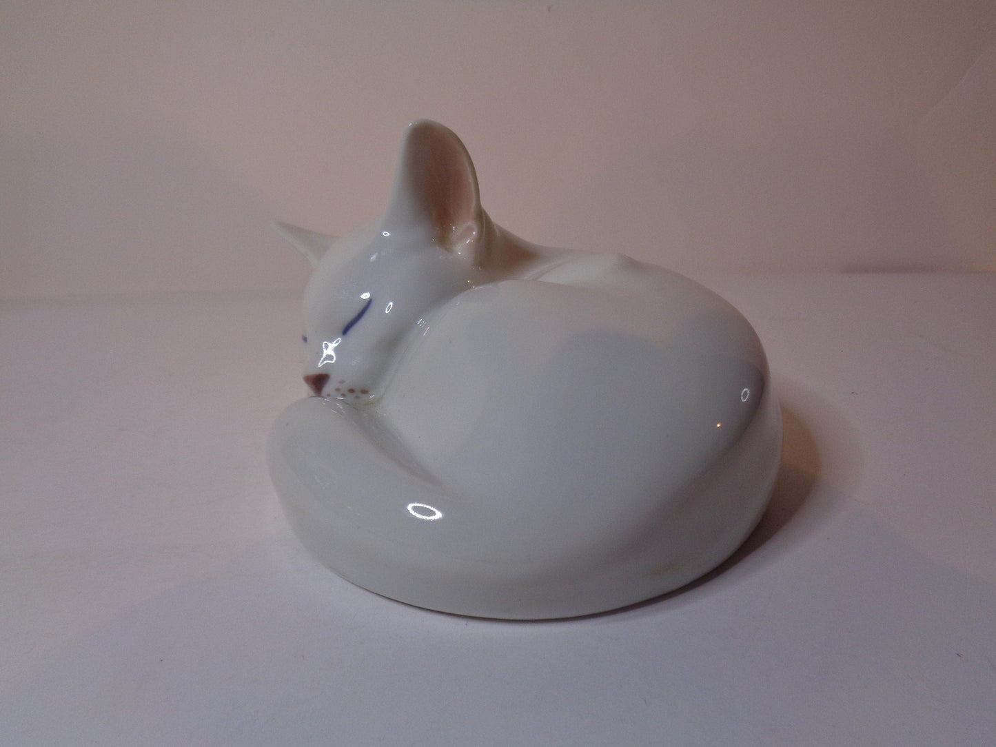 Royal Copenhagen Curled Cat no 422 White