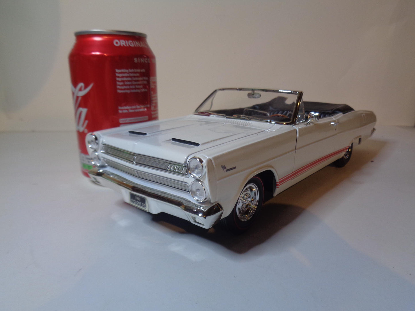 Road Signature 1966 Mercury Cyclone 1/18 Diecast model