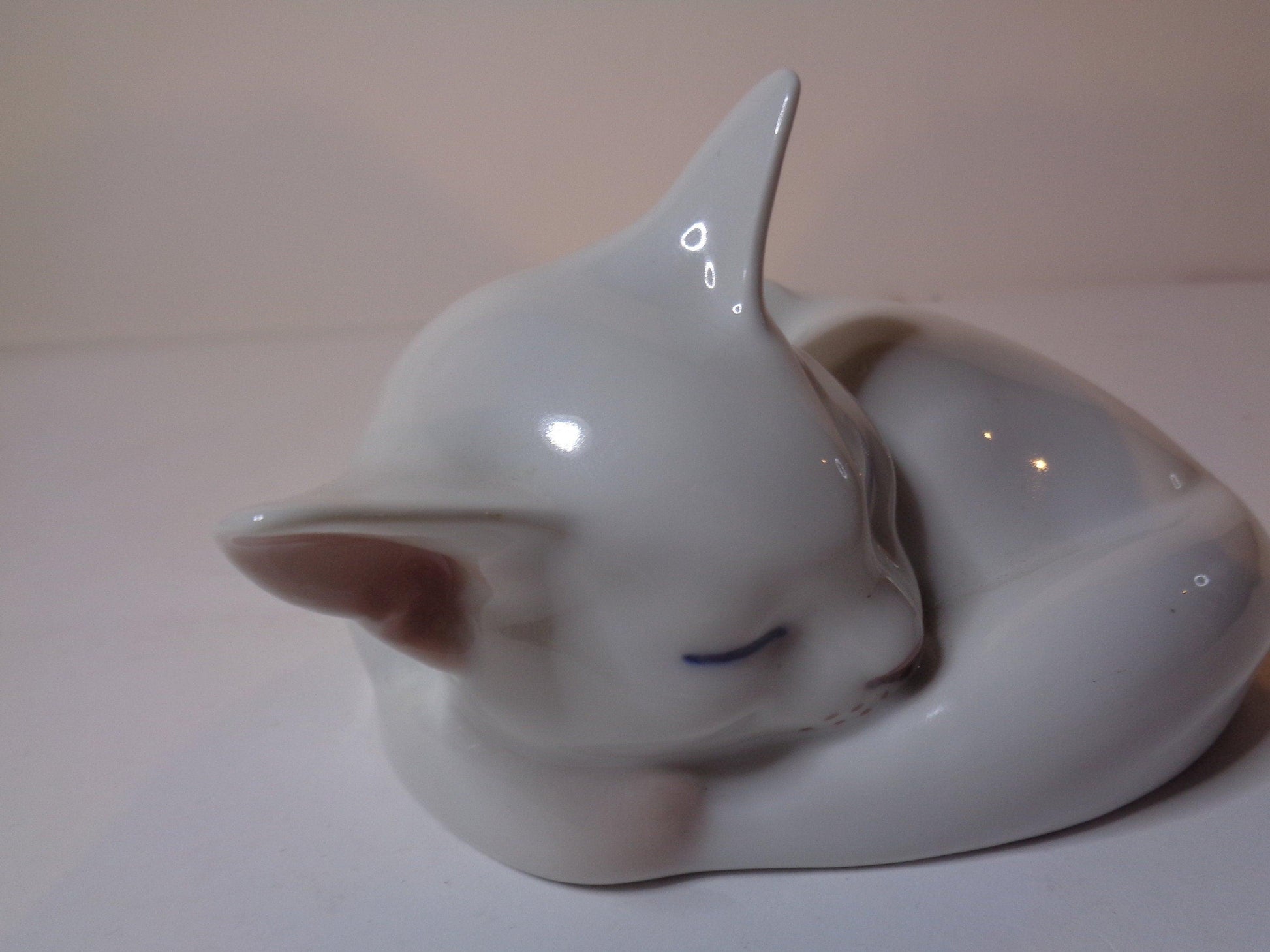 Royal Copenhagen Curled Cat no 422 White