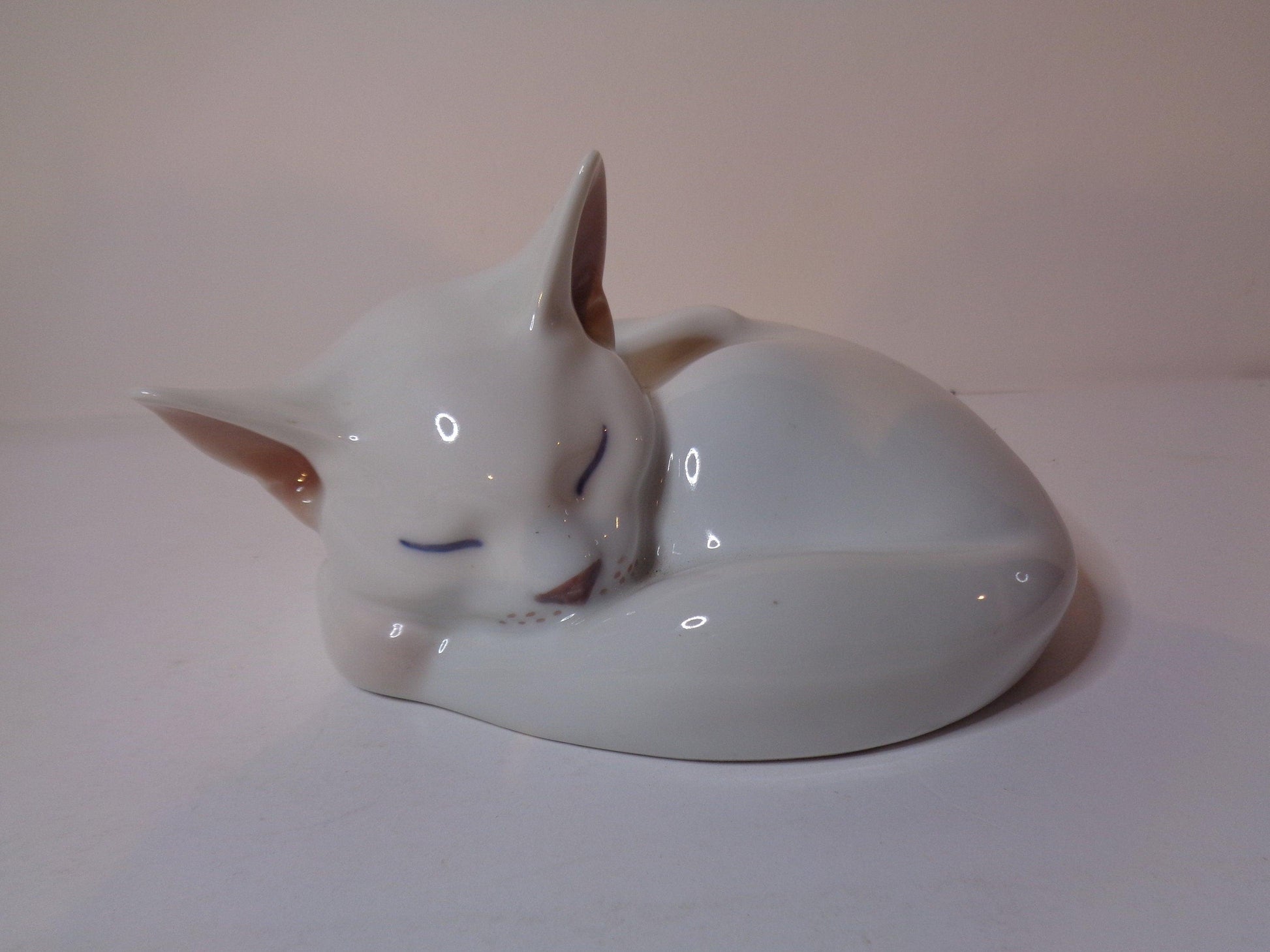 Royal Copenhagen Curled Cat no 422 White