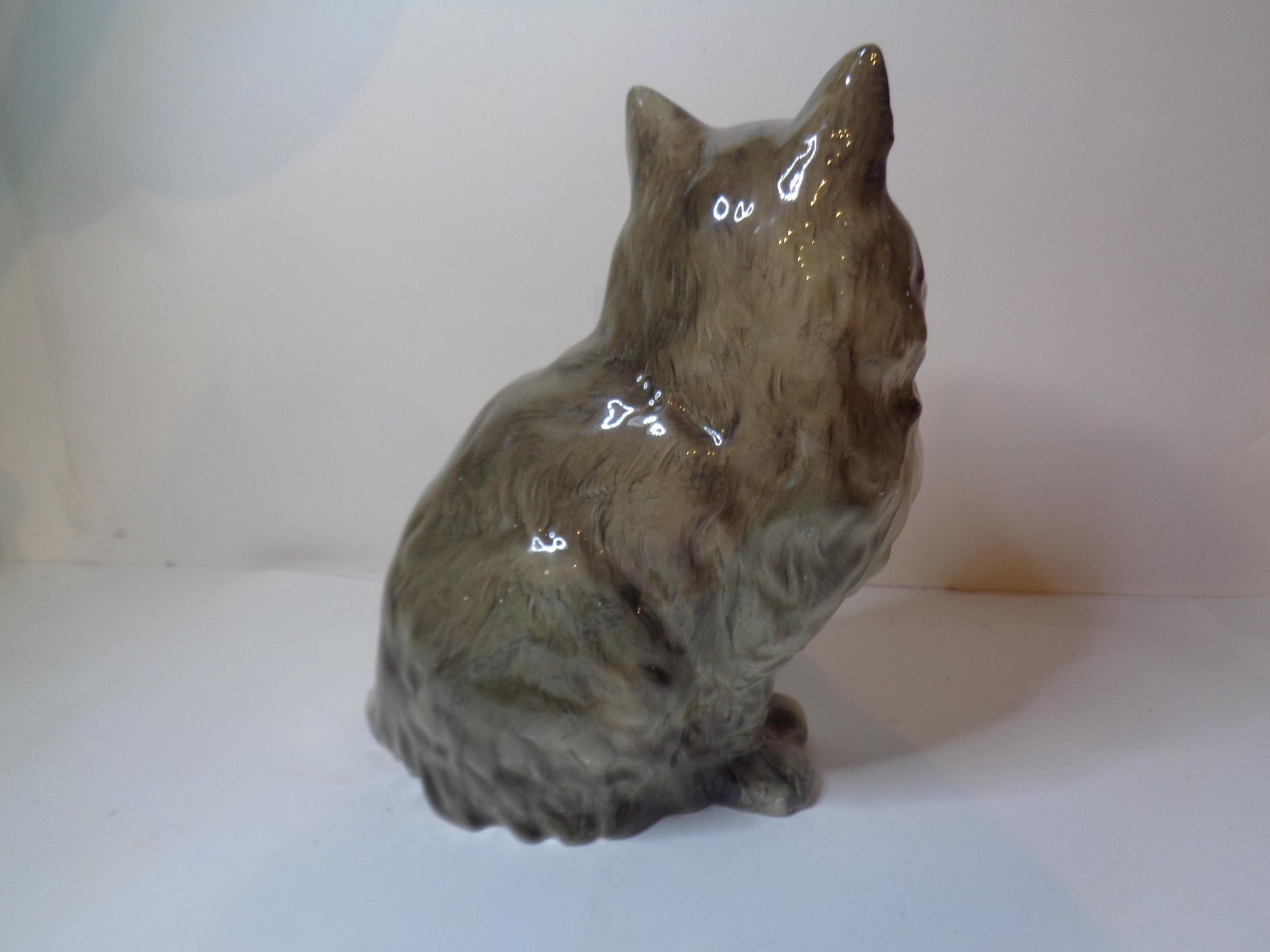 Beswick Persian Cat - Seated, looking up number 1867 Grey Gloss