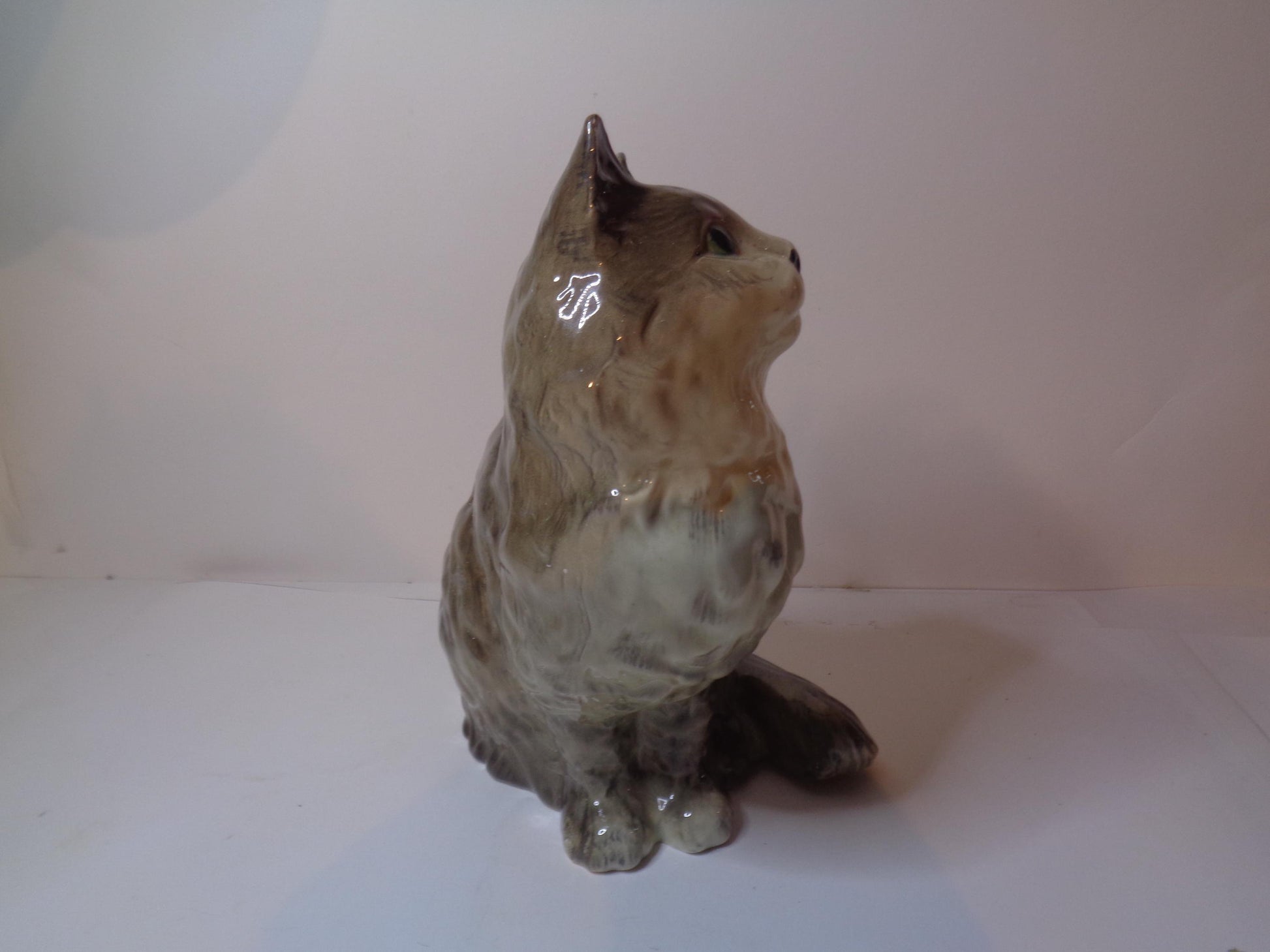 Beswick Persian Cat - Seated, looking up number 1867 Grey Gloss