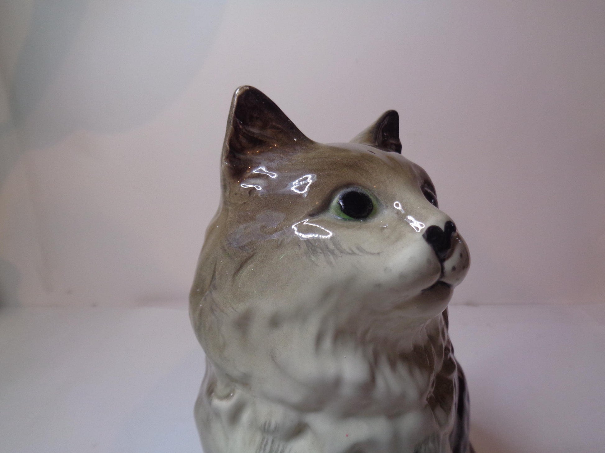 Beswick Persian Cat - Seated, looking up number 1867 Grey Gloss