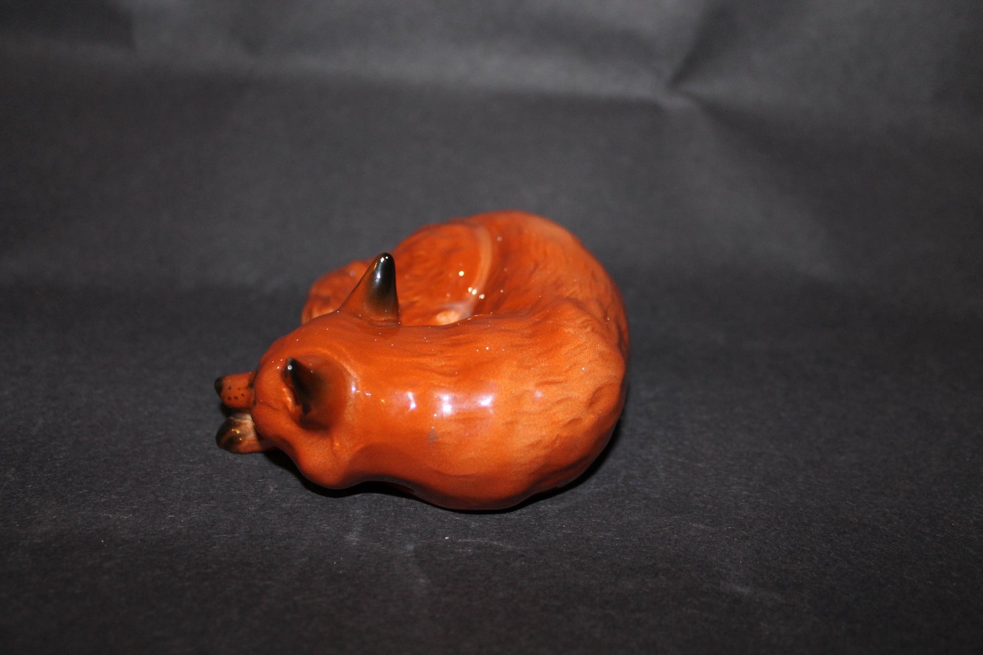 Beswick Fox - Curled No. 1017