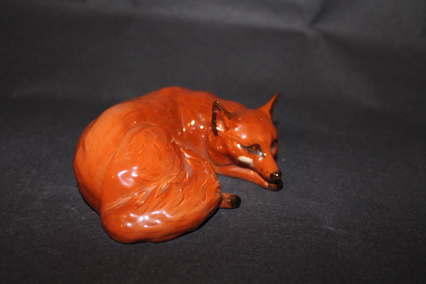 Beswick Fox - Curled No. 1017