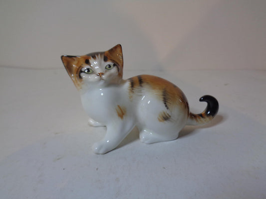 Royal Doulton Calico Kitten Looking Up HN 2584 Miniature