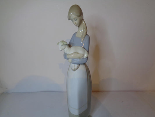 LLadro Girl with Lamb number 4505 Issued 1969