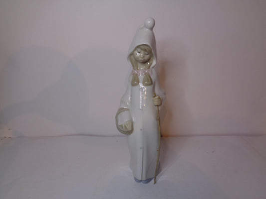 LLadro Girl with Basket number 4678 Issued 1969