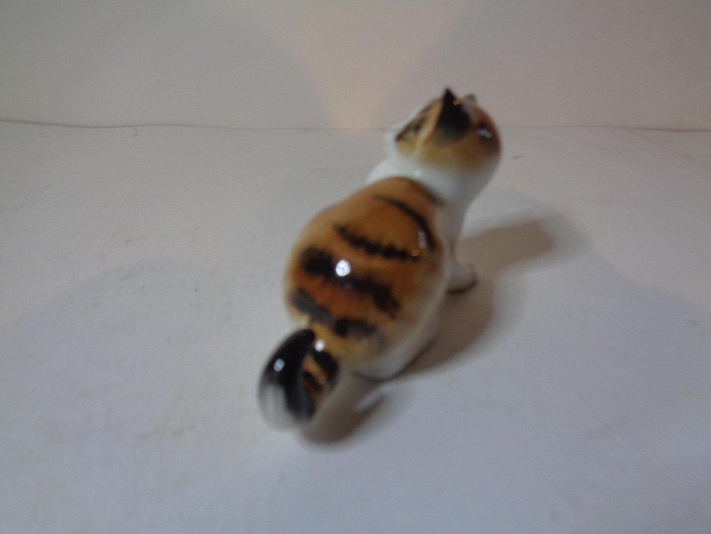 Royal Doulton Calico Kitten Looking Up HN 2584 Miniature