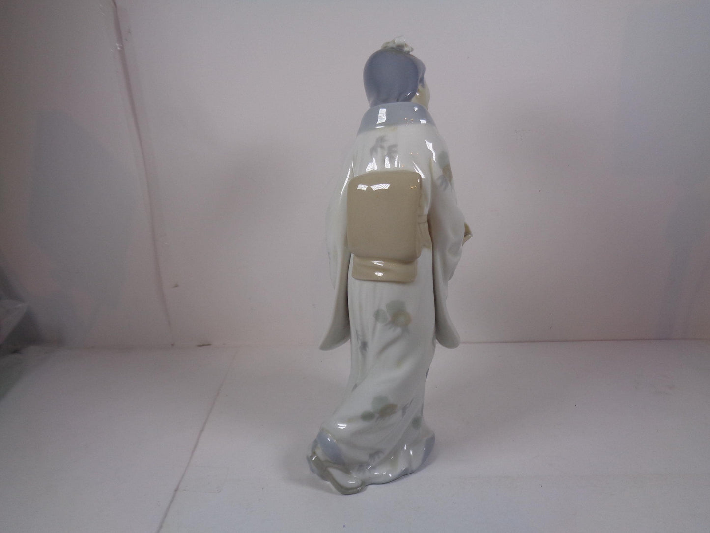 NAO by Lladro Chinese Lady with Bird Fan 10.5 inches tall