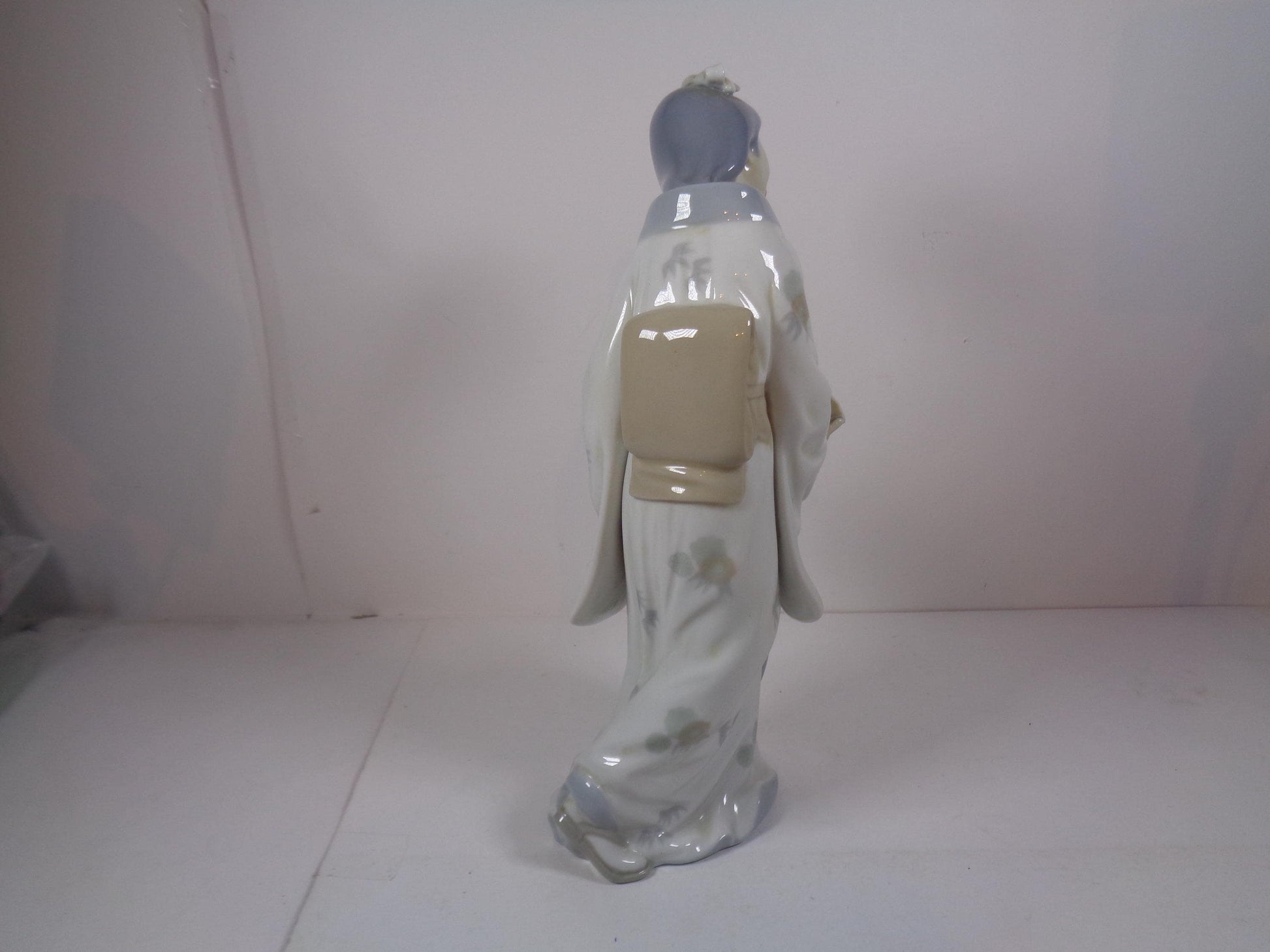 NAO by Lladro Chinese Lady with Bird Fan 10.5 inches tall