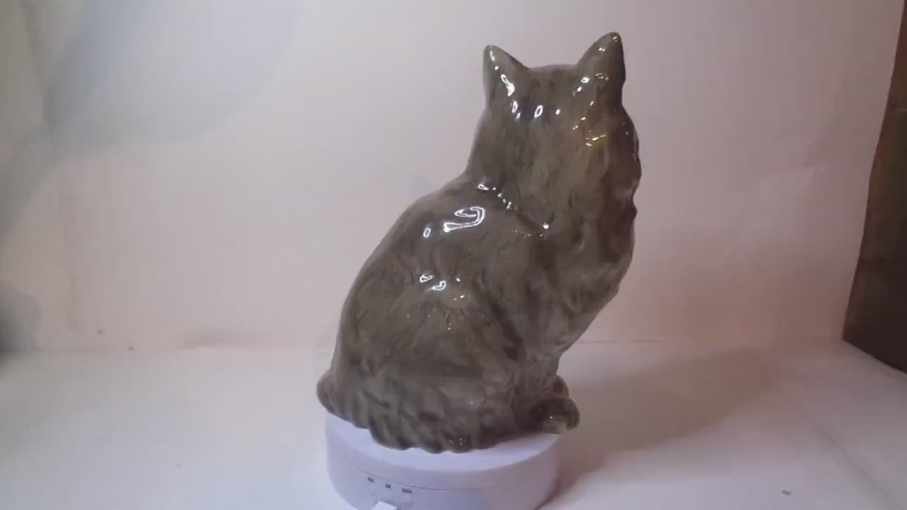 Beswick Persian Cat - Seated, looking up number 1867 Grey Gloss